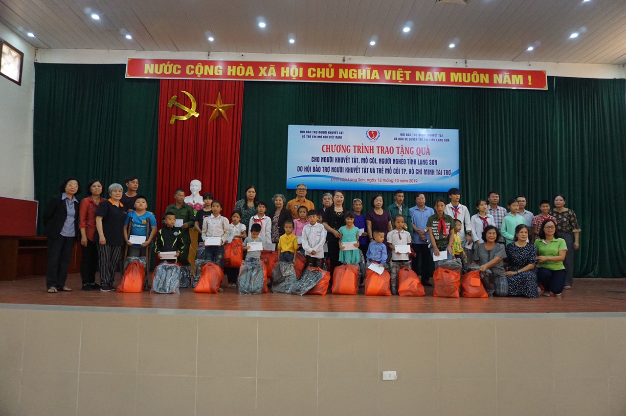 Trao tặng quà cho người khuyết tật, mồ côi, người nghèo ở Lục Ngạn, Lạng Sơn