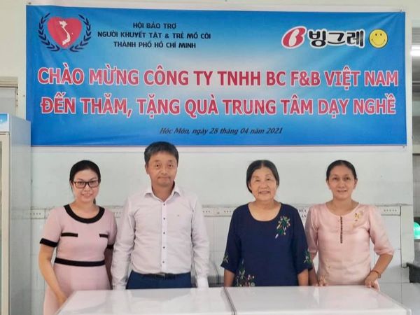 Tổng Giám đốc Công ty TNHH BC F&B Việt Nam thăm và trao quà tài trợ