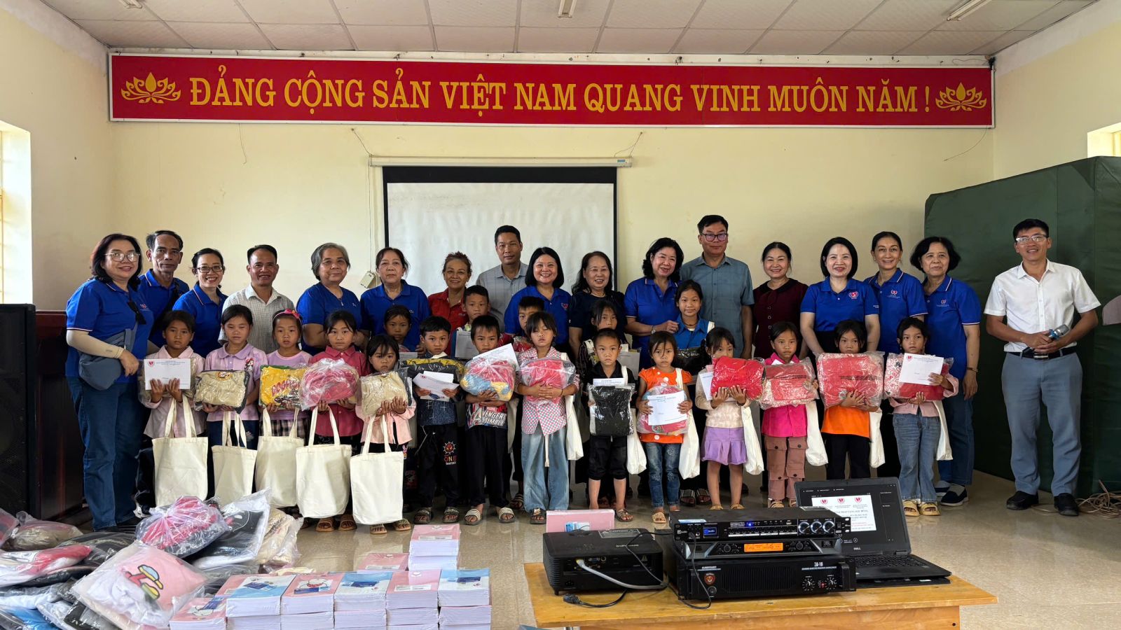 Hỗ trợ học sinh khuyết tật, mồ côi, học sinh có hoàn cảnh khó khăn tỉnh Điện Biên và Nghệ An bị thiệt hại do mưa lũ