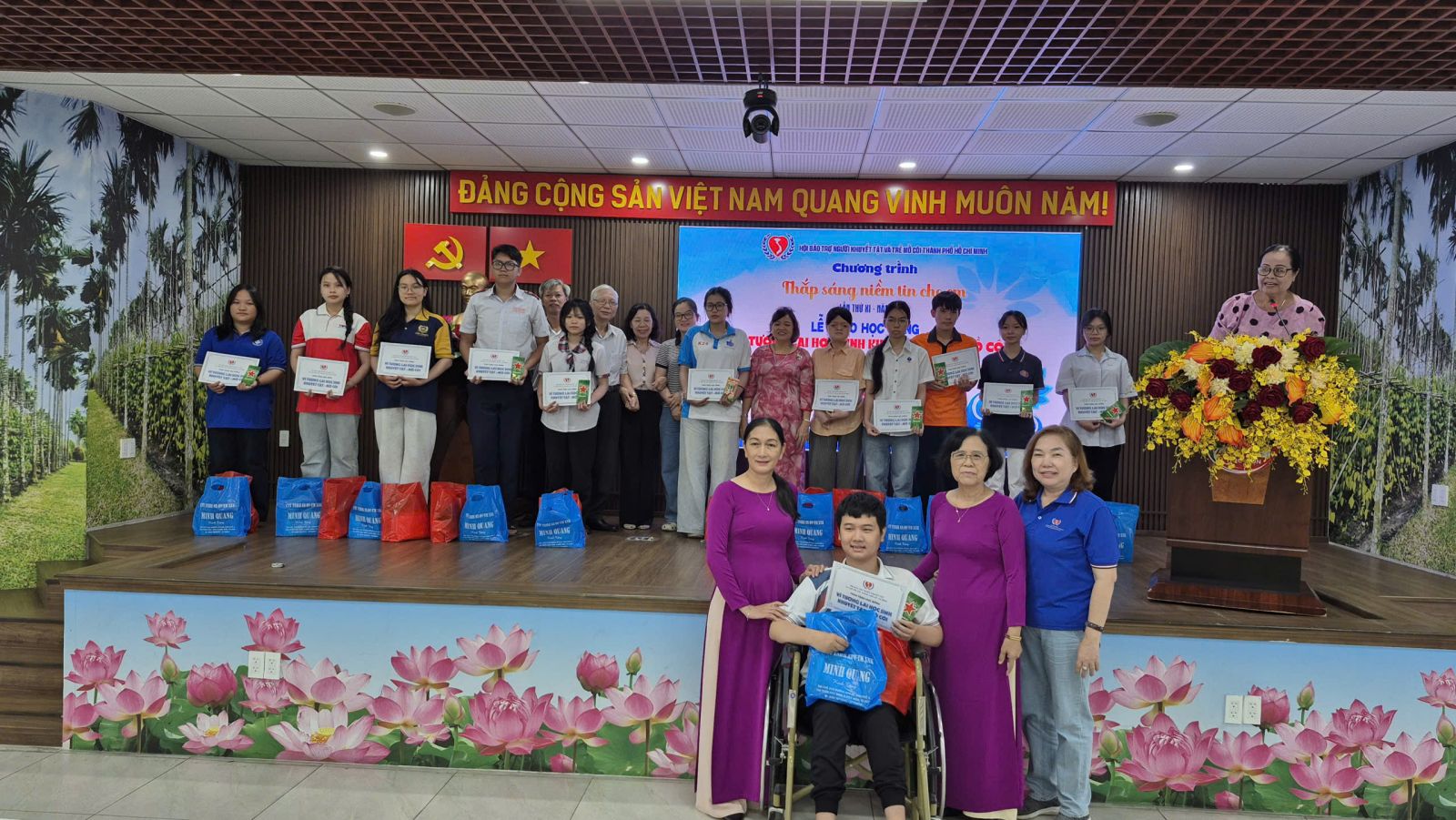 Thắp Sáng Niềm Tin – Chắp Cánh Ước Mơ: Học Sinh Khuyết Tật, Mồ Côi Đón Nhận Học Bổng “Vì Tương Lai”