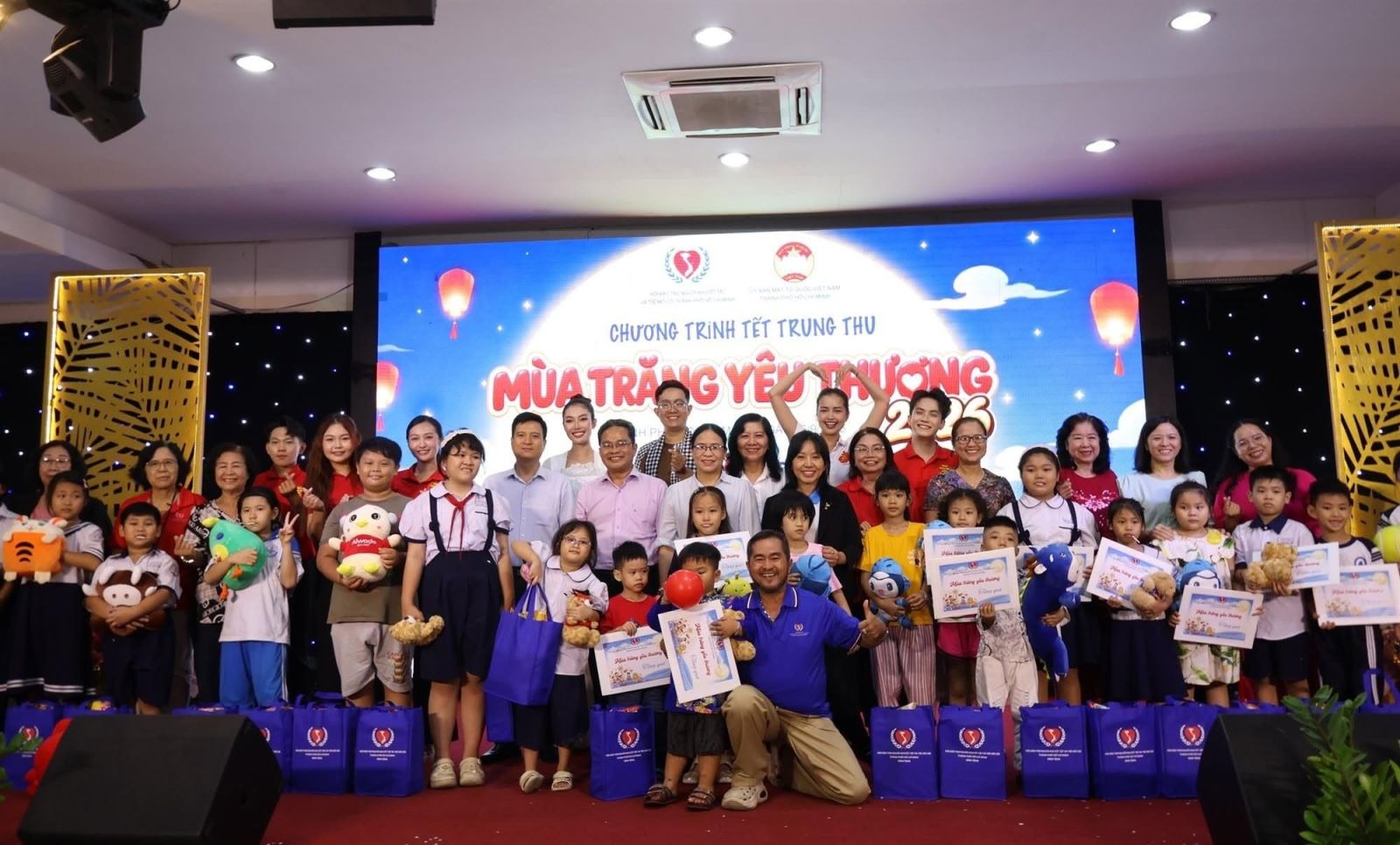 Hơn 400 em nhỏ có hoàn cảnh khó khăn vui Trung thu tại chương trình 'Mùa trăng yêu thương 2026'