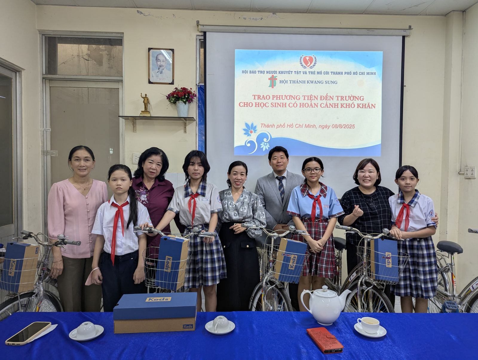Trao phương tiện đến trường cho học sinh có hoàn cảnh khó khăn