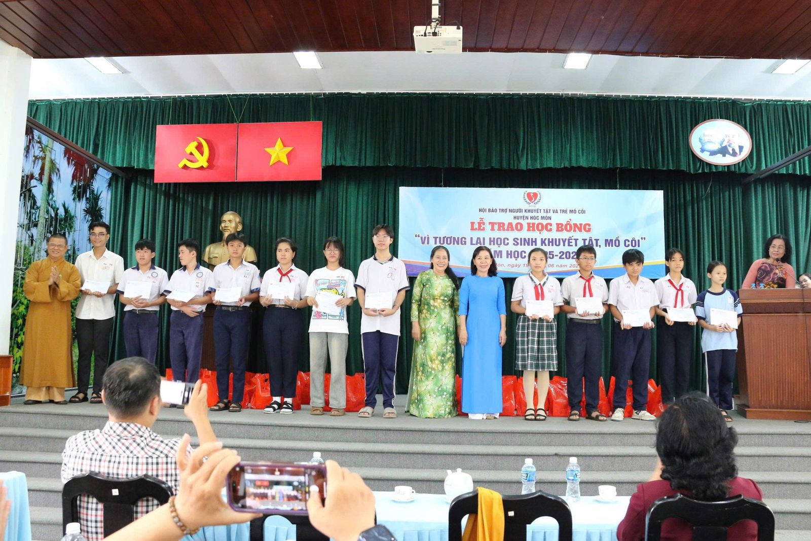 Lễ trao học bổng “Vì tương lai học sinh khuyết tật, mồ côi năm học 2025 – 2026”