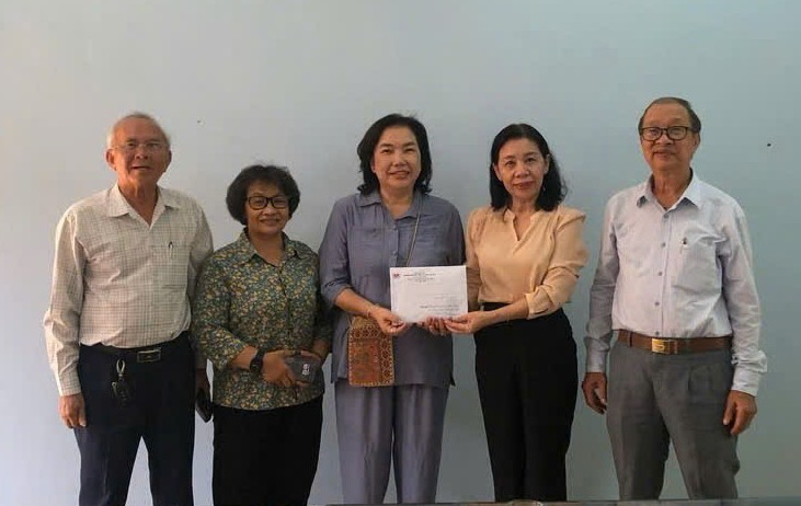 Hội Bảo trợ người khuyết tật và trẻ mồ côi huyện Hóc Môn thăm và tặng kinh phí hỗ trợ học nghề cho Trung tâm GDNN cho NKT & TMC TP.HCM