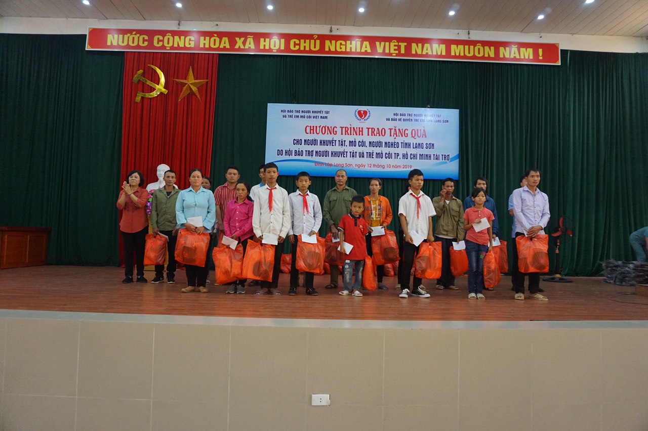 Trao tặng quà cho người khuyết tật, mồ côi, người nghèo  ở Lục Ngạn, Lạng Sơn