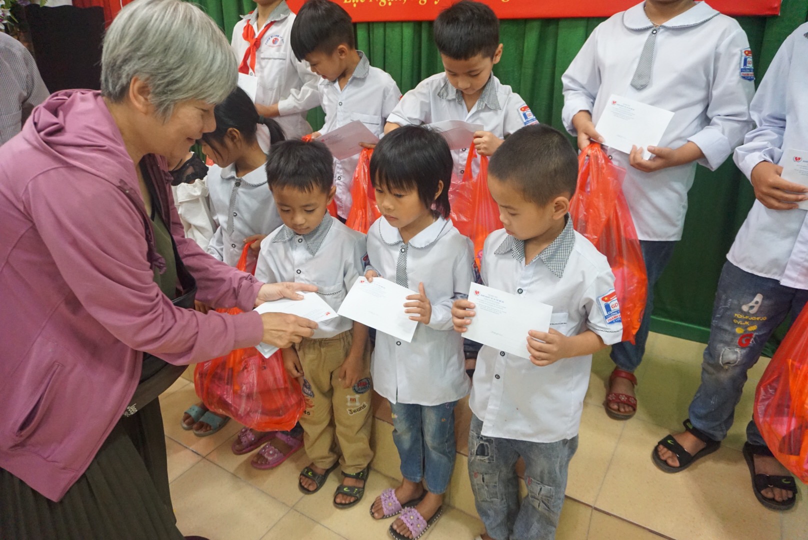 Trao tặng quà cho người khuyết tật, mồ côi, người nghèo  ở Lục Ngạn, Lạng Sơn